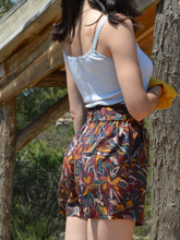 Charger l'image dans la galerie, Réalisé sur commande - Lot short+chemise 100% fait main - twill de viscose éco-responsable certifié Ecovero™ - iris sur fond bleu marine