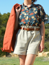 Charger l'image dans la galerie, Réalisé sur commande - Chemisette/blouse 100% fait main - viscose éco-responsable certifiée Ecovero™ - coloris bleu nuit à fleurs