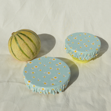 Charger l'image dans la galerie, Couvre-plat lavable en coton bio - TAILLE S - motif pâquerettes
