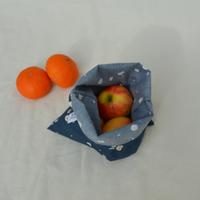 Charger l'image dans la galerie, EN STOCK Lot de 2 sacs à vrac / pochons de rangement 100% coton bio - TAILLES S - motif marguerites bleu marine