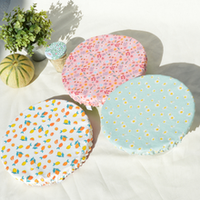 Charger l'image dans la galerie, Couvre-plat lavable en coton bio - TAILLE XL - motif pâquerettes