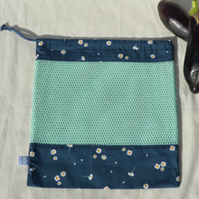 Charger l'image dans la galerie, Sac à vrac 100% coton bio - TAILLE XL - motif marguerites bleu marine