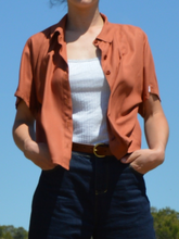 Charger l'image dans la galerie, MODELE UNIQUE TAILLE XS Chemisette/blouse 100% fait main - viscose éco-responsable certifiée Ecovero™ - coloris terracotta uni