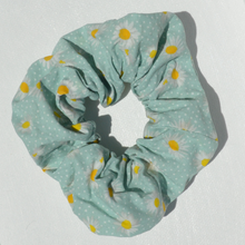 Charger l'image dans la galerie, EN STOCK Chouchou adulte en coton BIO #8 (motif pâquerettes bleu ciel)