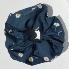 Charger l'image dans la galerie, EN STOCK Chouchou adulte en coton BIO #12 (motif marguerites bleu marine)