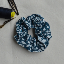 Charger l'image dans la galerie, Chouchou enfant à fleurs bleues et blanches