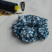 Charger l'image dans la galerie, Chouchou enfant à fleurs bleues et blanches