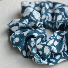 Charger l'image dans la galerie, Chouchou enfant à fleurs bleues et blanches