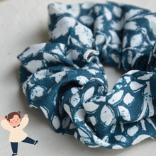 Charger l'image dans la galerie, Chouchou enfant à fleurs bleues et blanches