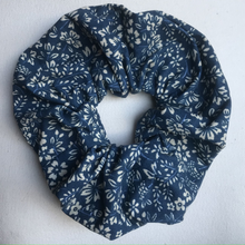 Charger l'image dans la galerie, EN STOCK Chouchou adulte en coton #1 (bleu marine à fleurs)