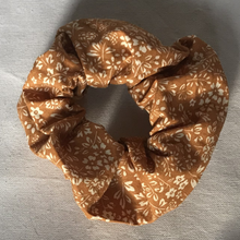 Charger l'image dans la galerie, EN STOCK Chouchou adulte en coton #2 (ocre à fleurs)