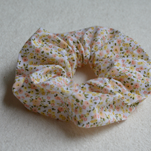 Charger l'image dans la galerie, EN STOCK Chouchou adulte en coton BIO #11 (motif liberty sur fond blanc)