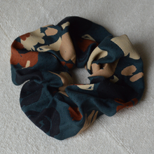 Charger l'image dans la galerie, EN STOCK Chouchou adulte en viscose Ecovero (fleurs beige et terracotta sur fond bleu)