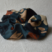 Charger l'image dans la galerie, EN STOCK Chouchou adulte en viscose Ecovero (fleurs beige et terracotta sur fond bleu)