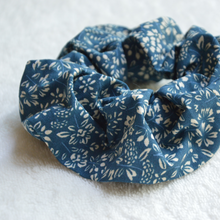 Charger l'image dans la galerie, EN STOCK Chouchou adulte en coton #1 (bleu marine à fleurs)