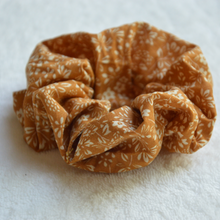 Charger l'image dans la galerie, EN STOCK Chouchou adulte en coton #2 (ocre à fleurs)