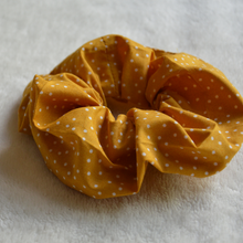 Charger l'image dans la galerie, EN STOCK Chouchou adulte en coton BIO #5 (jaune moutarde à pois blancs)