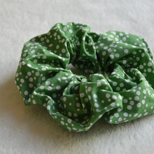 Charger l'image dans la galerie, EN STOCK Chouchou adulte en coton BIO #6 (vert à pois blancs)