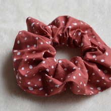 Charger l'image dans la galerie, EN STOCK Chouchou adulte en coton BIO #7 (rouge terracotta à pois blancs)