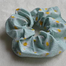 Charger l'image dans la galerie, EN STOCK Chouchou adulte en coton BIO #8 (motif pâquerettes bleu ciel)