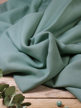 Charger l'image dans la galerie, Jupe cercle mi-longue - taille semi-mesure fabriquée sur commande - viscose "vert sauge" tissée au Portugal