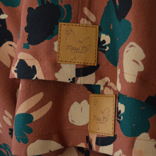 Charger l'image dans la galerie, Réalisé sur commande - Chemisette/blouse 100% fait main - viscose éco-responsable certifiée Ecovero™ - coloris bleu nuit à fleurs