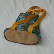 Charger l'image dans la galerie, EN STOCK Sac à dos 2-en-1 en toile de jute et coton bio - feuilles flamboyantes et bretelles moutarde