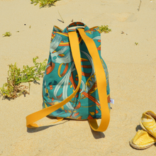 Charger l'image dans la galerie, EN STOCK Sac à dos 2-en-1 en toile de jute et coton bio - feuilles flamboyantes et bretelles moutarde