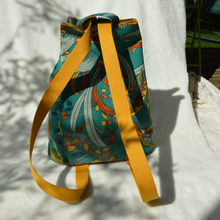 Charger l'image dans la galerie, EN STOCK Sac à dos 2-en-1 en toile de jute et coton bio - feuilles flamboyantes et bretelles moutarde