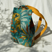 Charger l'image dans la galerie, EN STOCK Sac à dos 2-en-1 en toile de jute et coton bio - feuilles flamboyantes et bretelles moutarde