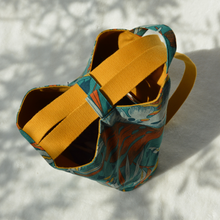 Charger l'image dans la galerie, EN STOCK Sac à dos 2-en-1 en toile de jute et coton bio - feuilles flamboyantes et bretelles moutarde