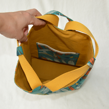 Charger l'image dans la galerie, EN STOCK Sac à dos 2-en-1 en toile de jute et coton bio - feuilles flamboyantes et bretelles moutarde