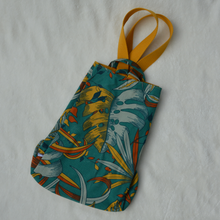 Charger l'image dans la galerie, EN STOCK Sac à dos 2-en-1 en toile de jute et coton bio - feuilles flamboyantes et bretelles moutarde
