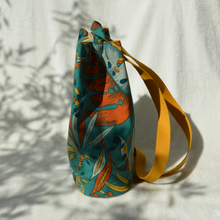 Charger l'image dans la galerie, EN STOCK Sac à dos 2-en-1 en toile de jute et coton bio - feuilles flamboyantes et bretelles moutarde