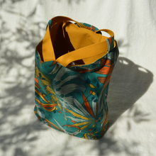Charger l'image dans la galerie, EN STOCK Sac à dos 2-en-1 en toile de jute et coton bio - feuilles flamboyantes et bretelles moutarde