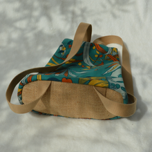 Charger l'image dans la galerie, DISPONIBLE SUR COMMANDE UNIQUEMENT Sac à dos 2-en-1 en toile de jute et coton bio - feuilles flamboyantes et bretelles camel