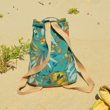 Charger l'image dans la galerie, DISPONIBLE SUR COMMANDE UNIQUEMENT Sac à dos 2-en-1 en toile de jute et coton bio - feuilles flamboyantes et bretelles camel