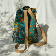 Charger l'image dans la galerie, DISPONIBLE SUR COMMANDE UNIQUEMENT Sac à dos 2-en-1 en toile de jute et coton bio - feuilles flamboyantes et bretelles camel