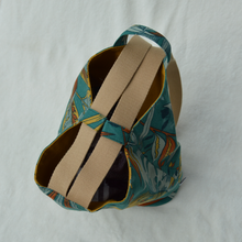 Charger l'image dans la galerie, DISPONIBLE SUR COMMANDE UNIQUEMENT Sac à dos 2-en-1 en toile de jute et coton bio - feuilles flamboyantes et bretelles camel