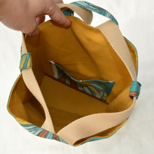 Charger l'image dans la galerie, DISPONIBLE SUR COMMANDE UNIQUEMENT Sac à dos 2-en-1 en toile de jute et coton bio - feuilles flamboyantes et bretelles camel