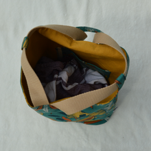 Charger l'image dans la galerie, DISPONIBLE SUR COMMANDE UNIQUEMENT Sac à dos 2-en-1 en toile de jute et coton bio - feuilles flamboyantes et bretelles camel