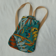 Charger l'image dans la galerie, DISPONIBLE SUR COMMANDE UNIQUEMENT Sac à dos 2-en-1 en toile de jute et coton bio - feuilles flamboyantes et bretelles camel