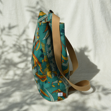 Charger l'image dans la galerie, DISPONIBLE SUR COMMANDE UNIQUEMENT Sac à dos 2-en-1 en toile de jute et coton bio - feuilles flamboyantes et bretelles camel