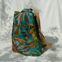 Charger l'image dans la galerie, DISPONIBLE SUR COMMANDE UNIQUEMENT Sac à dos 2-en-1 en toile de jute et coton bio - feuilles flamboyantes et bretelles camel