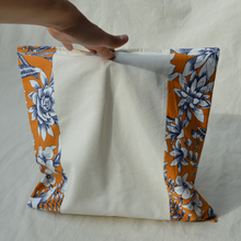 Charger l'image dans la galerie, Sac à tarte à fleurs XXL bleues et moutarde / intérieur écru