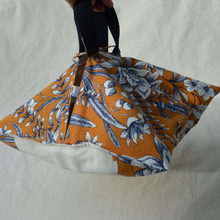 Charger l'image dans la galerie, Sac à tarte à fleurs XXL bleues et moutarde / intérieur écru