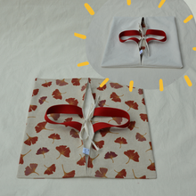 Charger l'image dans la galerie, Sac à tarte écru à feuilles de ginkgo rouge bordeaux / intérieur écru