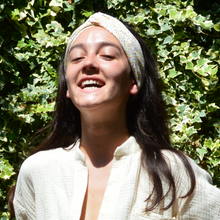 Charger l'image dans la galerie, EN STOCK Headband ajustable en COTON BIO - petites fleurs roses et jaunes sur fond blanc