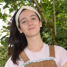 Charger l'image dans la galerie, EN STOCK Headband ajustable en COTON BIO - petites fleurs roses et jaunes sur fond blanc