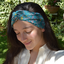 Charger l'image dans la galerie, EN STOCK Headband ajustable en COTON BIO - petites fleurs roses et jaunes sur fond bleu canard